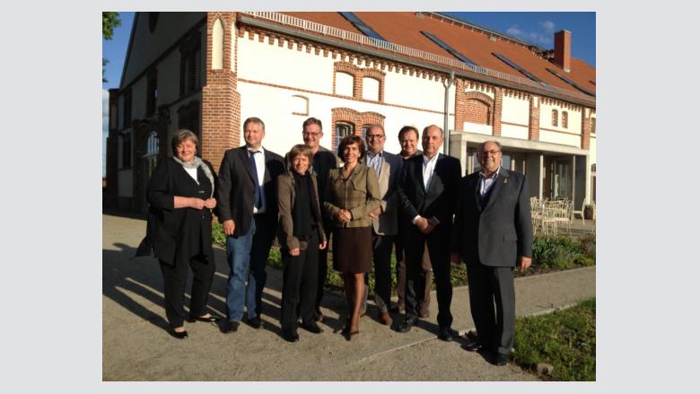 Andrea Voßhoff (links) mit Mitgliedern der MIT-Havelland vor dem Landhaus Ribbeck in Nauen-OT Ribbeck Andrea Voßhoff (links) mit Mitgliedern der MIT-Havelland vor dem Landhaus Ribbeck in Nauen-OT Ribbeck