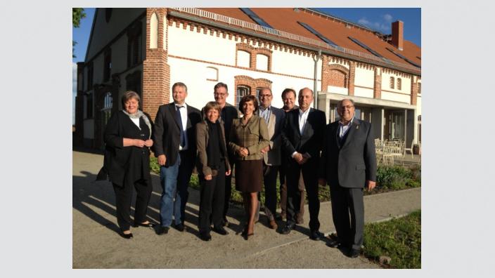Andrea Voßhoff (links) mit Mitgliedern der MIT-Havelland vor dem Landhaus Ribbeck in Nauen-OT Ribbeck
